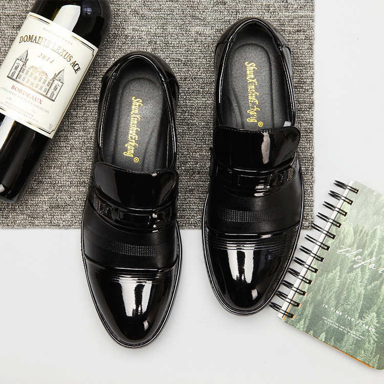 In the spring, the new head-skinned man's leisure shoes, the man's business leisure shoes, the business's full of Oxford shoes.
