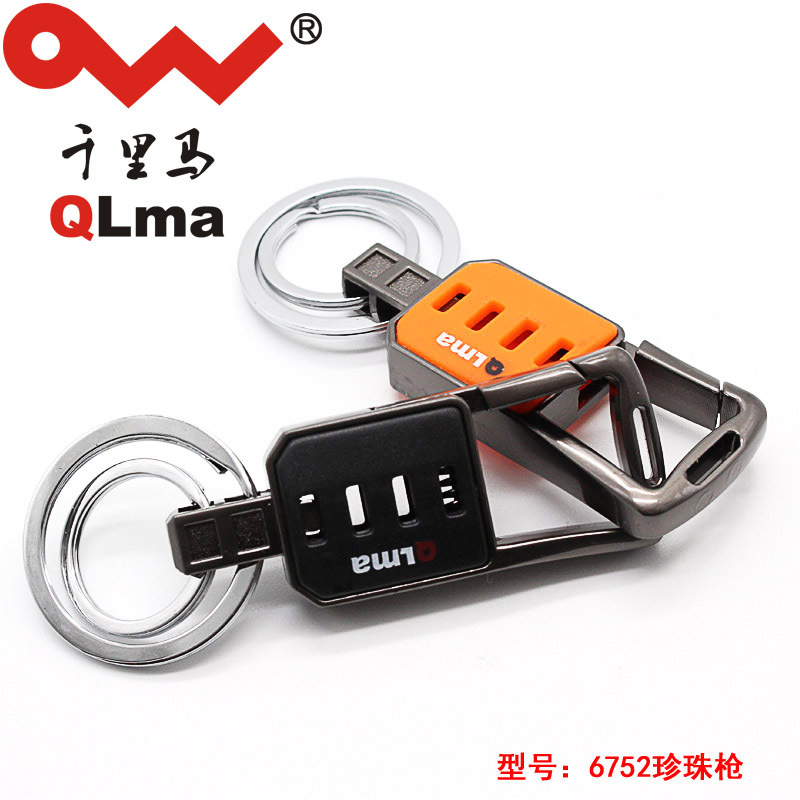 Toàn bộ xe của một người đàn ông với một chìa khóa trên lưng và một chìa khóa trên lưng.