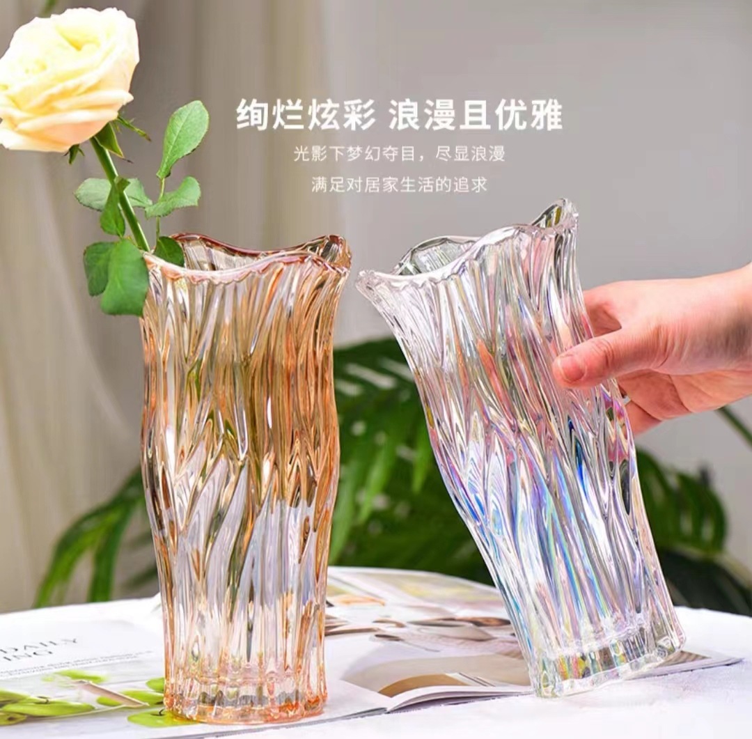 Ý tưởng kiểu Châu Âu về một bình nước đơn giản và trong suốt cho các nhà máy sản xuất nước với một chai thủy tinh.