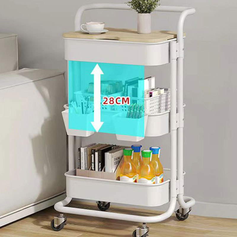 Một chiếc xe đẩy nhỏ được thiết lập trong một nhà bếp đa tầng và một ngăn thức ăn nhẹ nhỏ qua biên giới.