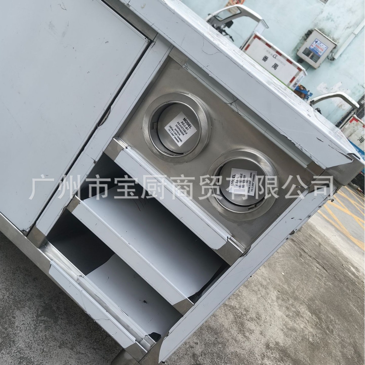 Nhà ga Central Island không gỉ thép đang hoạt động ở xưởng bánh mì kẹp bánh kẹp với máy đập cốc