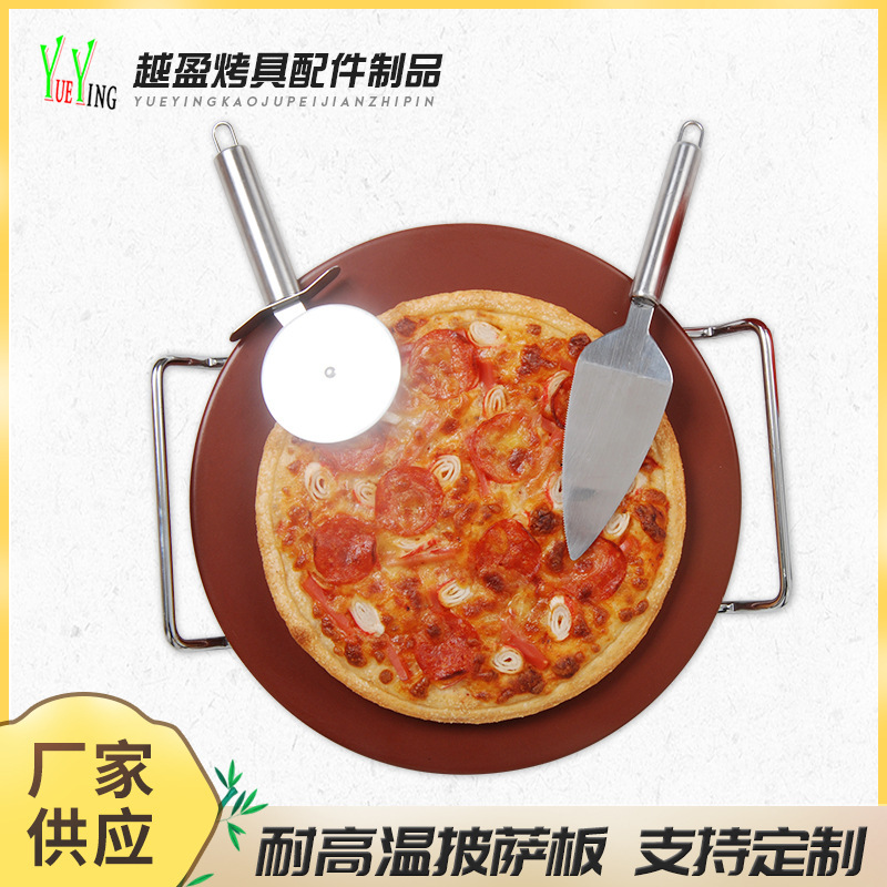 Một cái bảng pizza hình tròn màu xanh lá cây với những miếng gạch nóng.