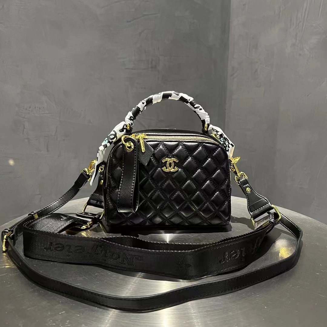 The new 2024-hour handbag with a high-temperature vibe with a one-shouldered shoulder belt.
