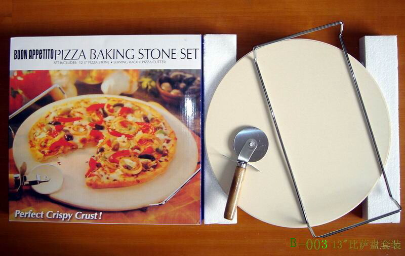 Ba miếng đá pizza với lò nướng bánh và một cái đĩa pizza với con dao cắt pizza.