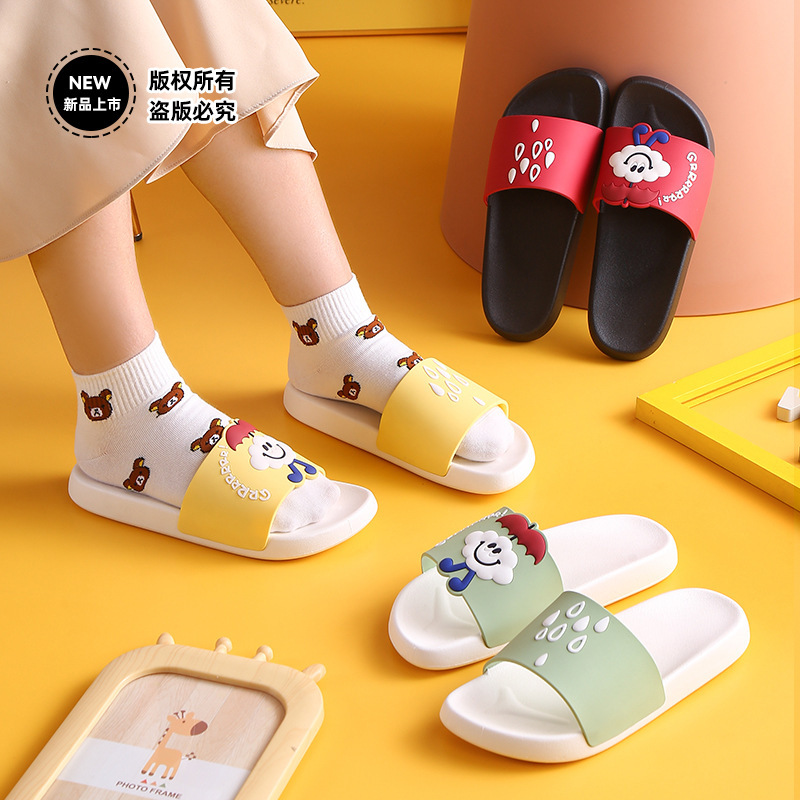 Gia đình đôi giày mới của phụ nữ mặc đồ nhựa kéo trên sàn nhà êm ái của nhà mùa hè.