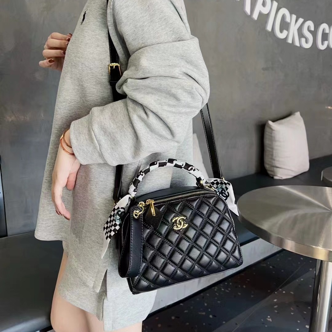 The new 2024-hour handbag with a high-temperature vibe with a one-shouldered shoulder belt.