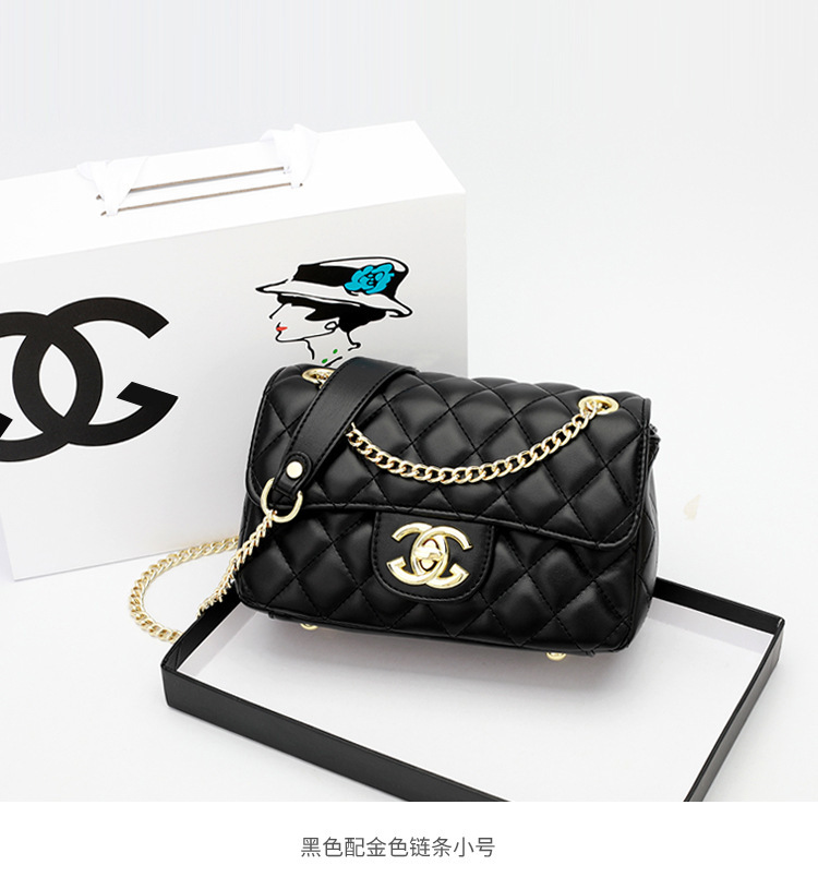 She's got 2023 new chain bags on her one-shoulder side.