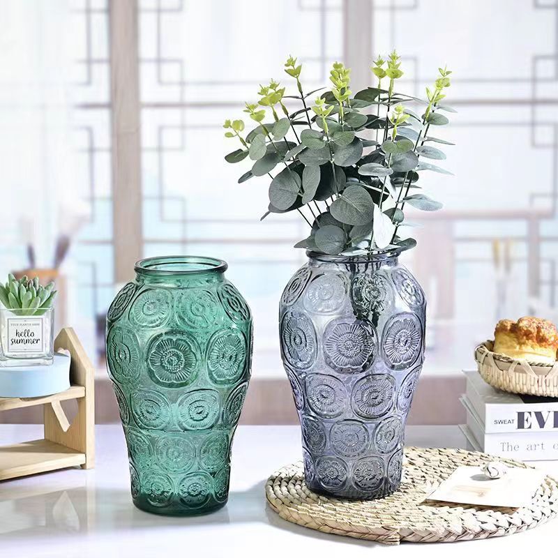 Một chai thủy tinh có pha lê trong văn phòng của bảo tàng cảm biến cấp cao, một nhà sáng tạo kiểu Pháp,