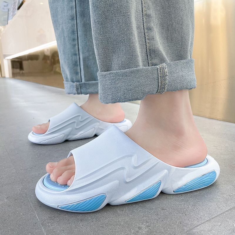 Người mang dép mang giày khiêu gợi bên ngoài dép của mình vào mùa hè.
