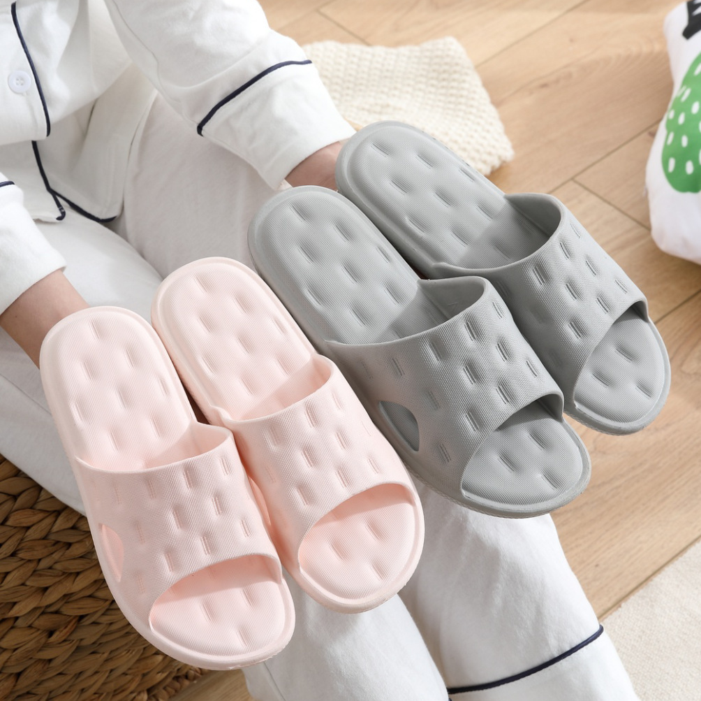 Toàn bộ mọi người đi trên cứt và dép trong nhà với một cô gái vào mùa hè.