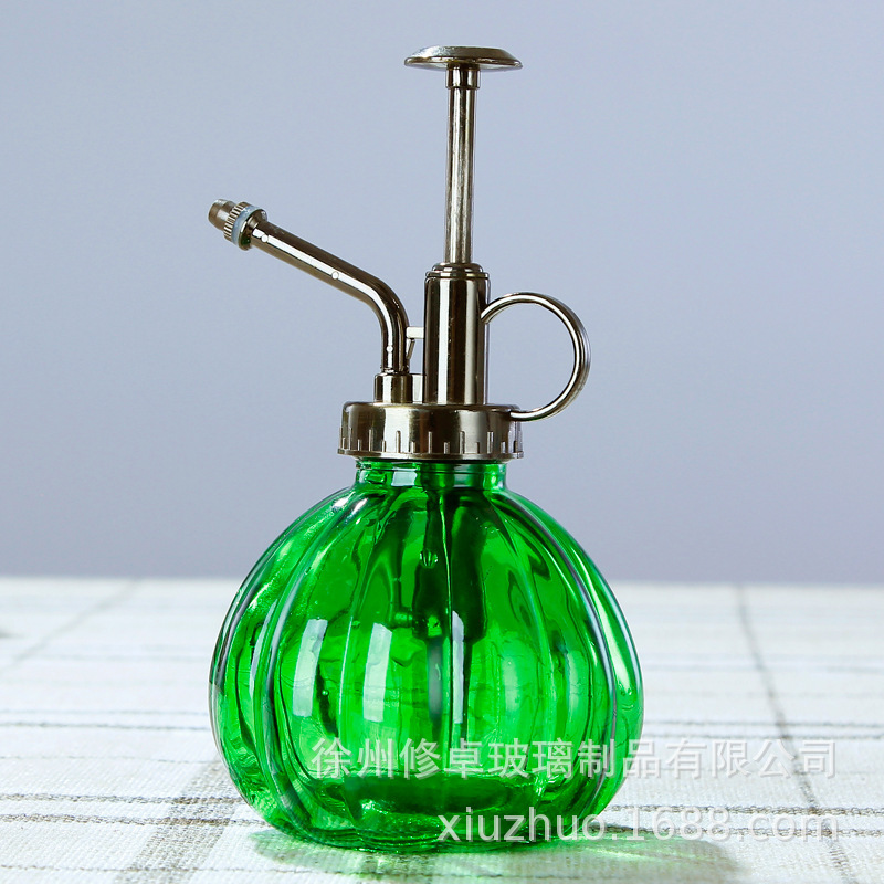 Bình thủy tinh bí với thịt và lon nước.