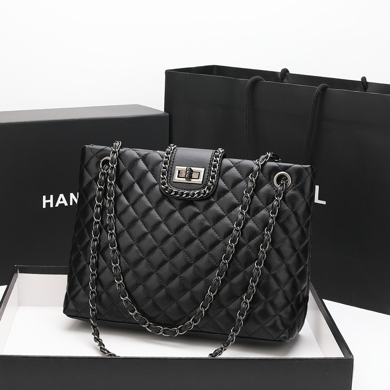 A new 2021 bag for a girl with a small vanilla chain bucket and a large one-capable one-shoulder bag.