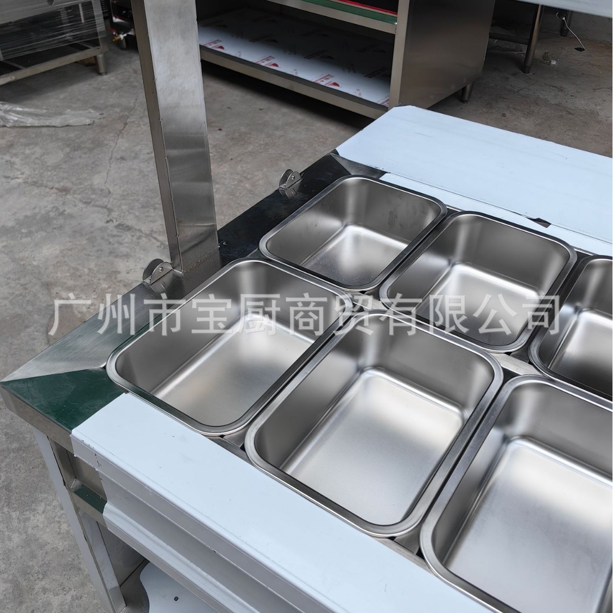 Thức ăn nhanh bằng thép không rỉ để giữ cho bàn hấp cuộn với một bát đầy thực phẩm và bàn nóng