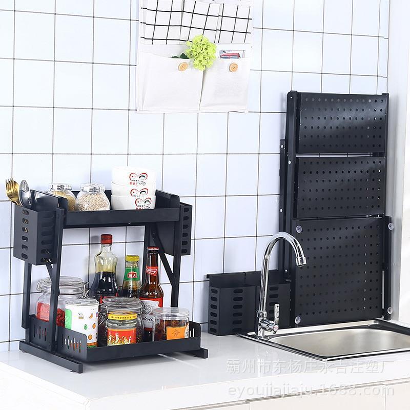 Một cái kệ nhiều tầng có thể mở một cái kệ trong bếp mà không có kệ gấp.