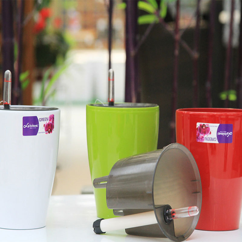 Nhà máy cung cấp cho những người lười biếng một cái nồi tự hút thuốc, những củ cải xanh nhỏ với một cái nồi tự hút thuốc, nhà máy với một hàng rào.