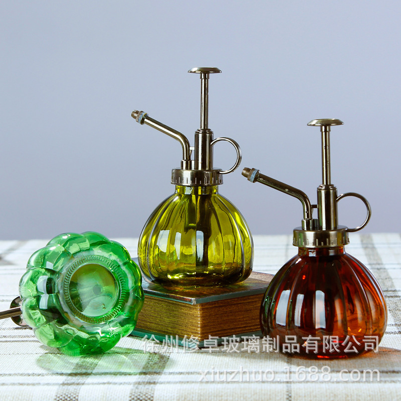 Bình thủy tinh bí với thịt và lon nước.
