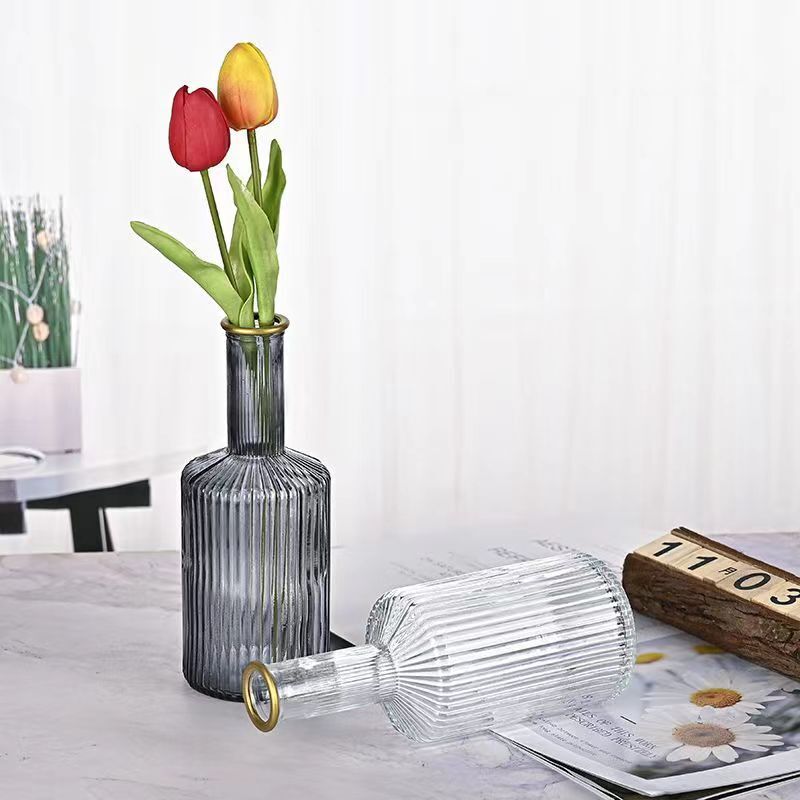 Những chiếc bình thủy tinh sang trọng với những mảnh sọc cao cấp và một chiếc bình nhỏ được thiết kế trong phòng khách