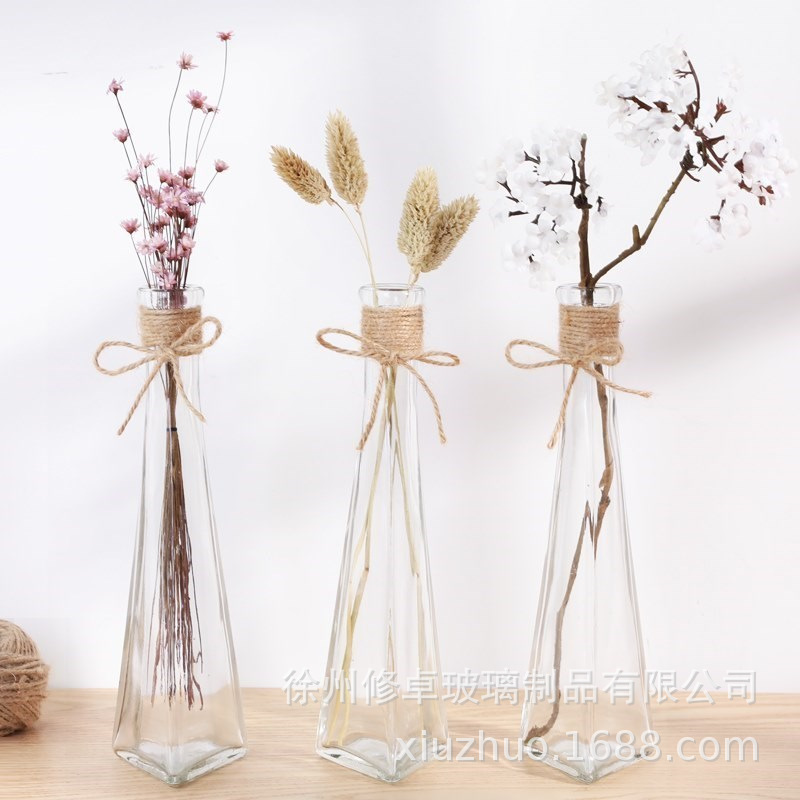 Sáng tạo và trong suốt phòng khách, hoa nở hoa trong một chai màn hình nền Bắc Âu.