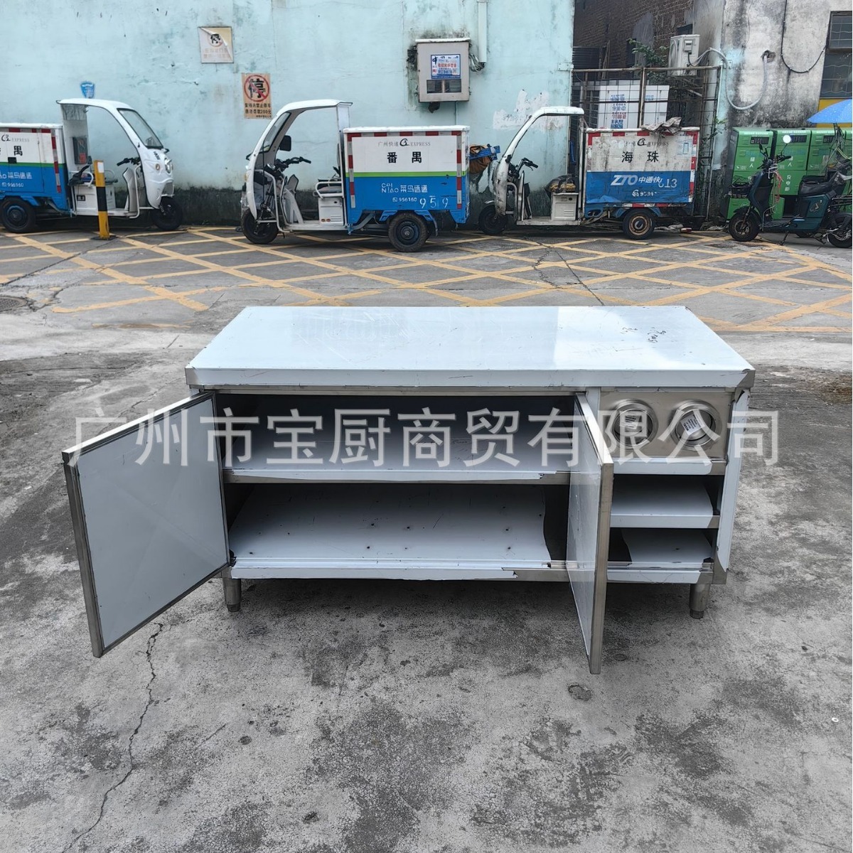 Nhà ga Central Island không gỉ thép đang hoạt động ở xưởng bánh mì kẹp bánh kẹp với máy đập cốc