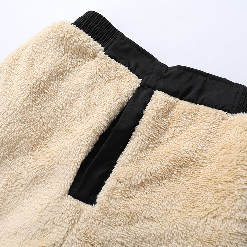Những người đàn ông lớn tuổi và trung niên với cotton nguyên chất và quần nhung trong mùa đông với dày hơn và ấm hơn cừu và quần nhung.