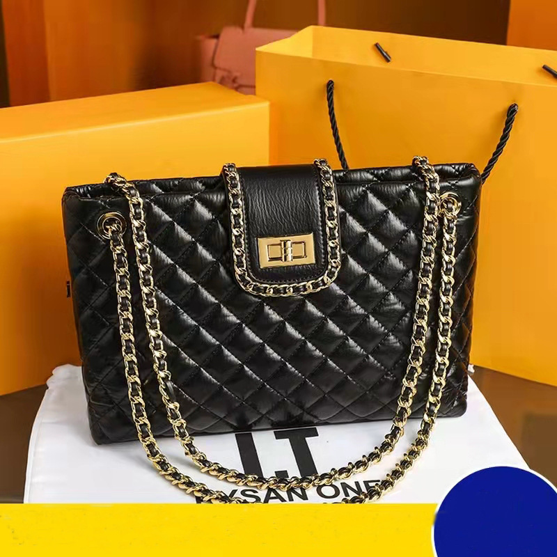 A new 2021 bag for a girl with a small vanilla chain bucket and a large one-capable one-shoulder bag.