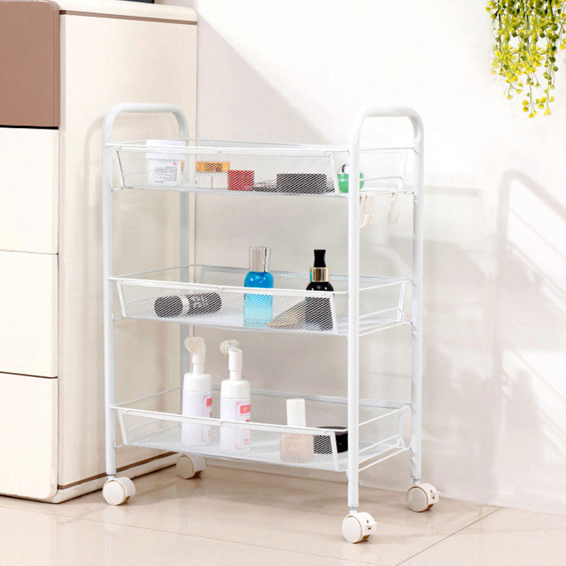 Một căn nhà kệ rỗng với một xe đẩy thép có nhiều bánh xe có thể di chuyển các kệ chứa bếp qua biên giới