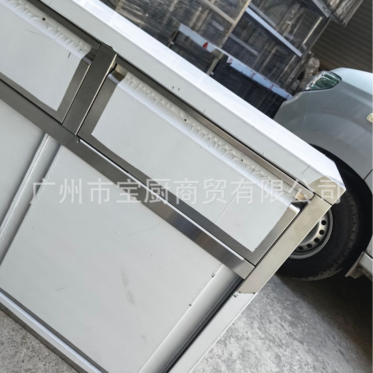Người điều khiển bếp khóa kéo bằng thép không rỉ dùng bàn cắt để sạc bảng.