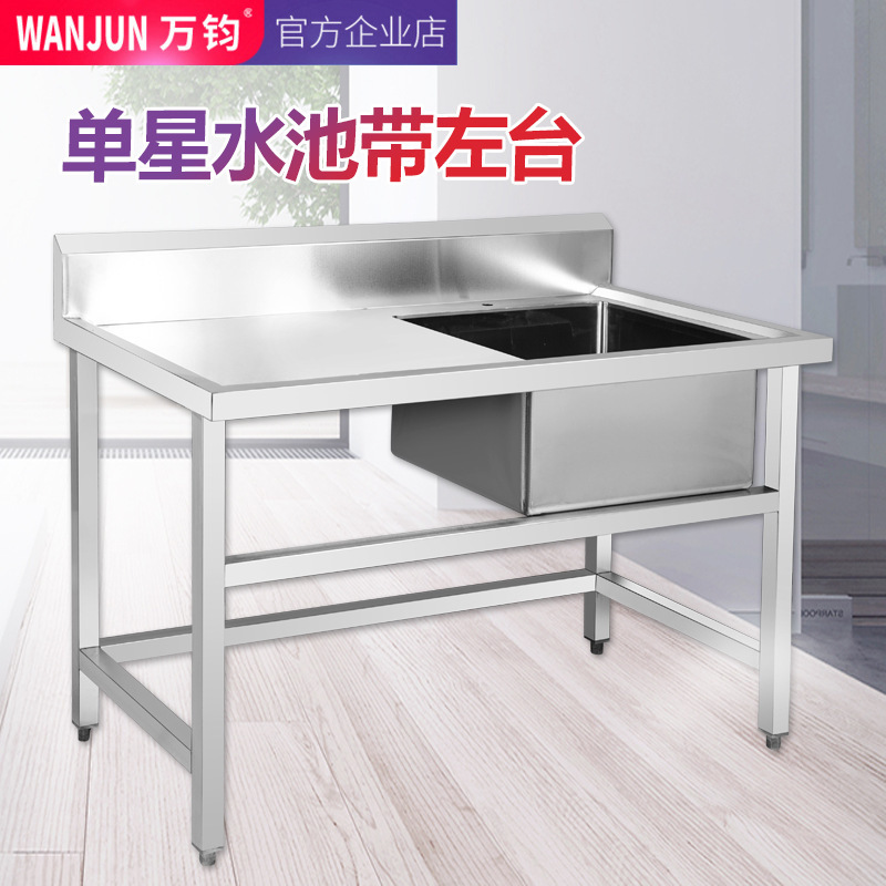 Một phòng phẫu thuật hồ bơi một sao cho khách sạn có bồn rửa mặt.