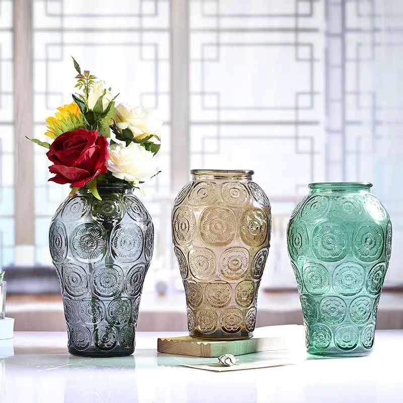 Một chai thủy tinh có pha lê trong văn phòng của bảo tàng cảm biến cấp cao, một nhà sáng tạo kiểu Pháp,