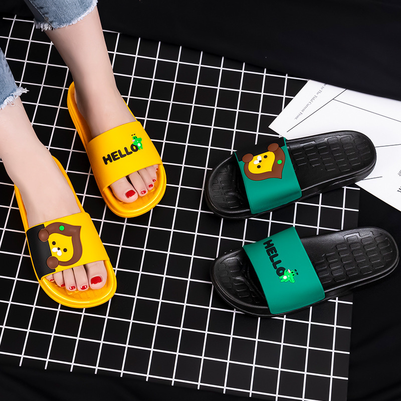Nhà mới mua xăng-đan cho một người đàn ông tắm hè và một người phụ nữ trượt băng mang dép cối xay.