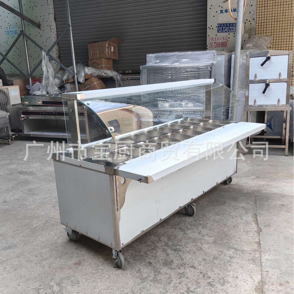 Thức ăn nhanh bằng thép không rỉ để giữ cho bàn hấp cuộn với một bát đầy thực phẩm và bàn nóng