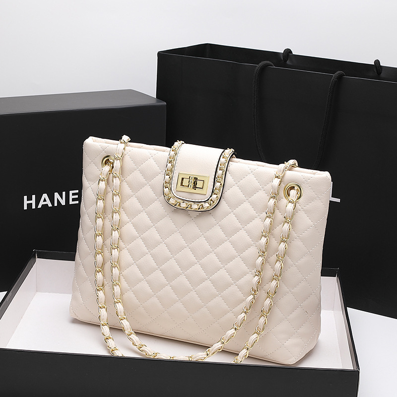 A new 2021 bag for a girl with a small vanilla chain bucket and a large one-capable one-shoulder bag.