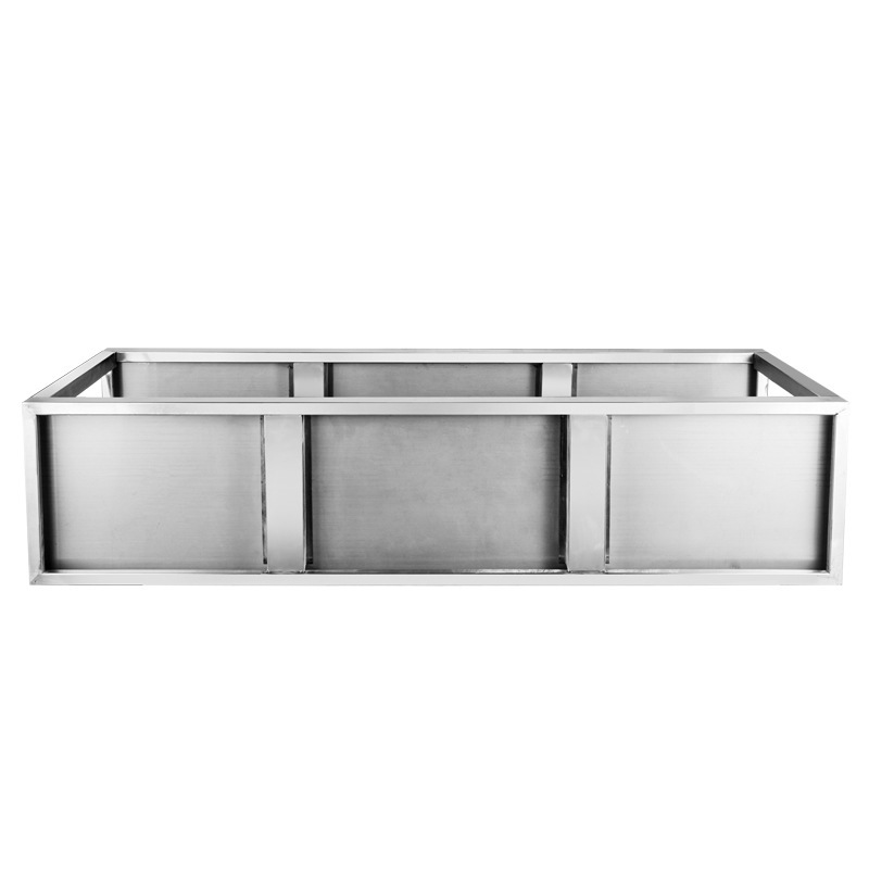 Một nhà bếp hai tầng được thiết kế bằng thép không gỉ trưng bày một tủ lưu trữ.