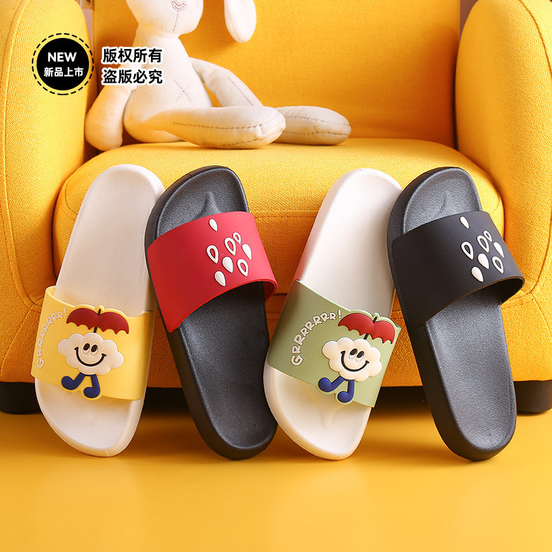 Gia đình đôi giày mới của phụ nữ mặc đồ nhựa kéo trên sàn nhà êm ái của nhà mùa hè.