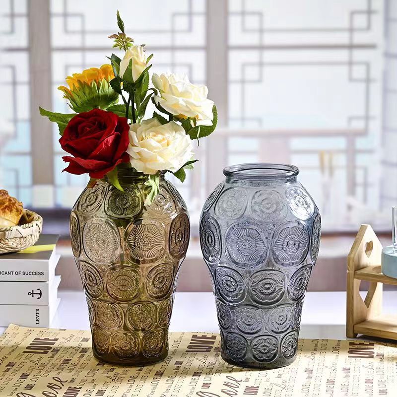 Một chai thủy tinh có pha lê trong văn phòng của bảo tàng cảm biến cấp cao, một nhà sáng tạo kiểu Pháp,