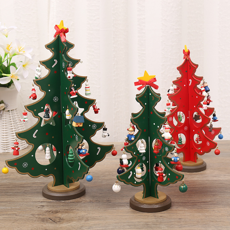 Creative Christmas wood-based Christmas tree set-up, three carvings of wood-based Christmas tree.