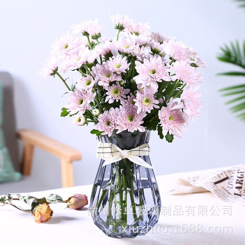 Những chiếc bình thủy tinh màu phía bắc, giàu có, với hoa và nước, với kính khô.