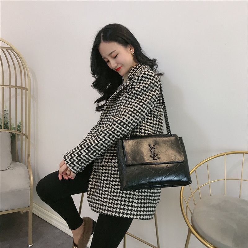 Fudge bag girl 2023, new vagrancy bag, one-shoulder-slashed waxed mail bag.