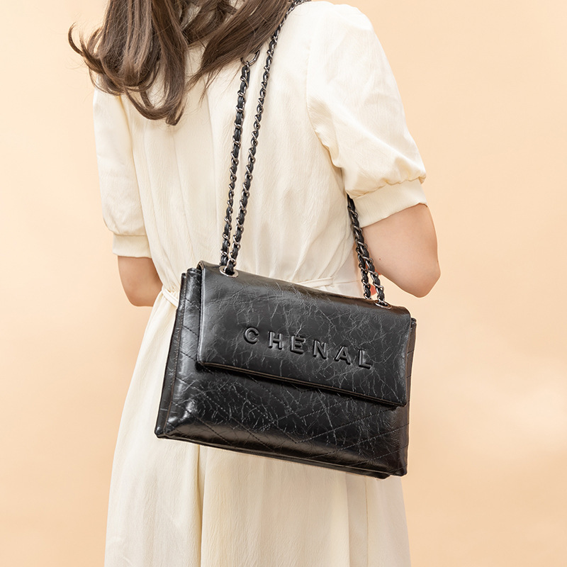 Fudge bag girl 2023, new vagrancy bag, one-shoulder-slashed waxed mail bag.