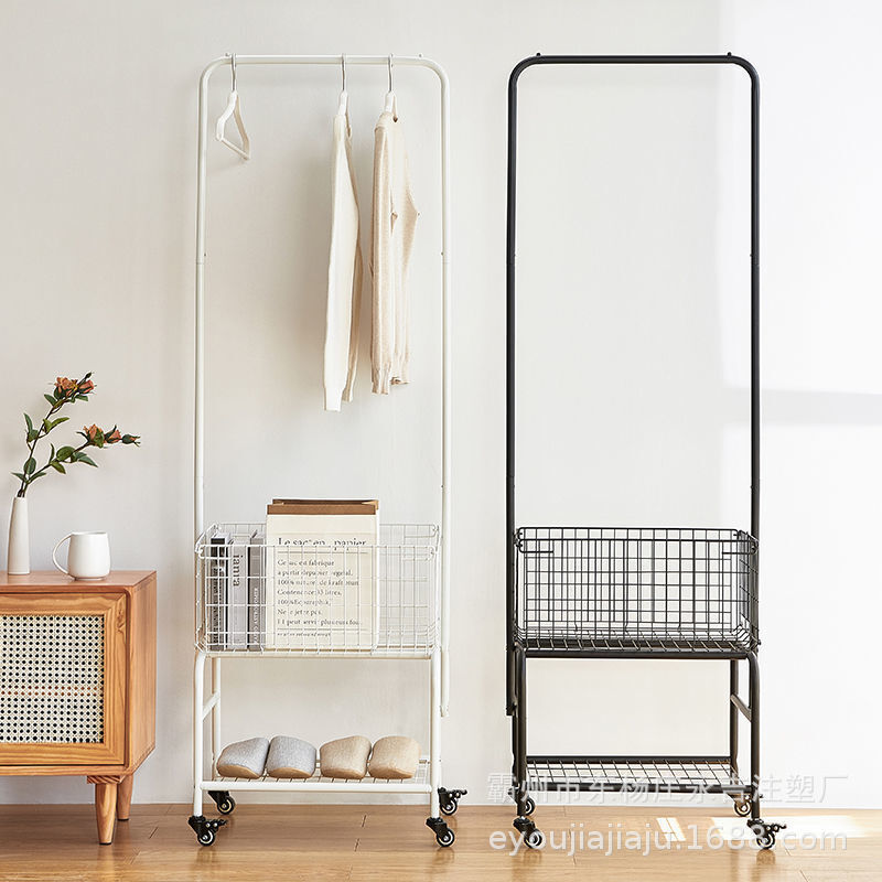 Một chiếc mũ phủ đơn giản cho việc sử dụng đa chức năng điện thoại của một ban công phòng ngủ trong một phòng ngủ nhỏ dựa trên sắt Châu Âu