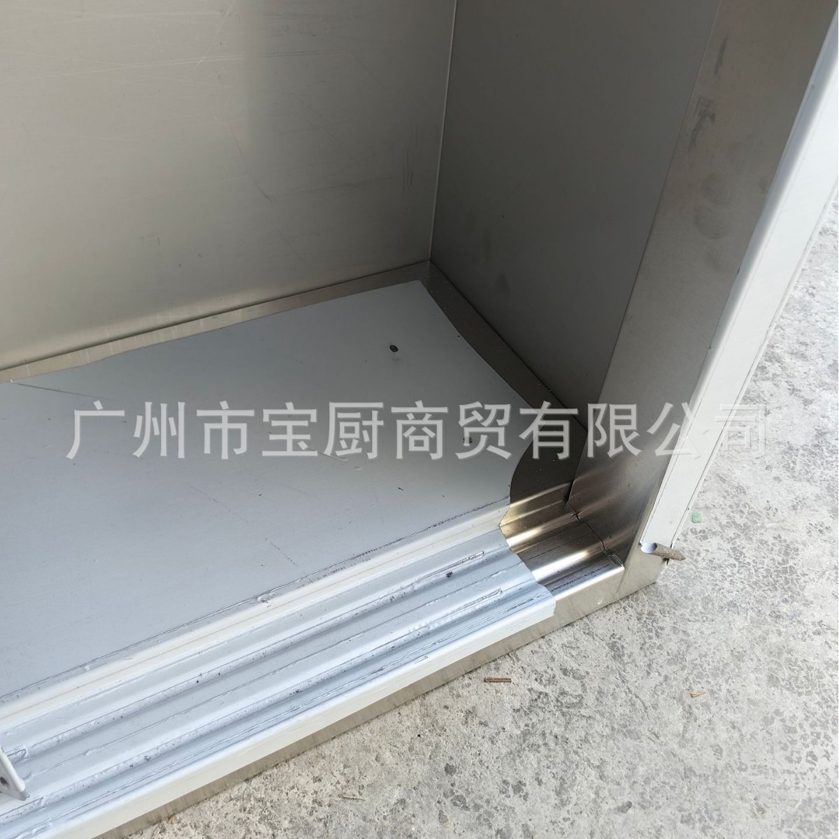 Người điều khiển bếp khóa kéo bằng thép không rỉ dùng bàn cắt để sạc bảng.