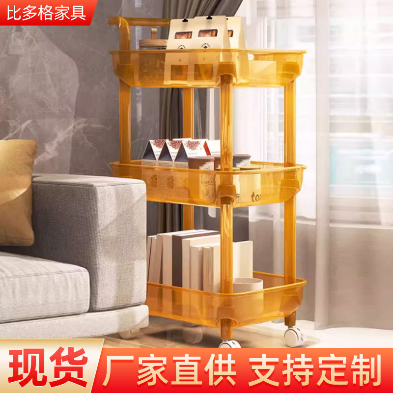 Một xe nhỏ bán đồ ăn vặt được sắp xếp trong một phòng khách di chuyển để thu thập một ngăn kéo nhà vệ sinh tại nhà