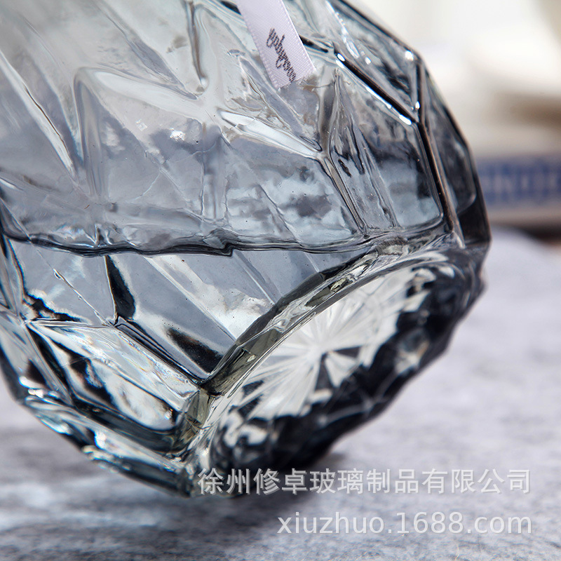Chiếc bình thủy tinh màu châu Âu, cây vins, phòng khách lớn, có hoa khô, xà tre giàu có.