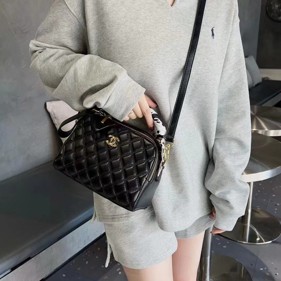 The new 2024-hour handbag with a high-temperature vibe with a one-shouldered shoulder belt.
