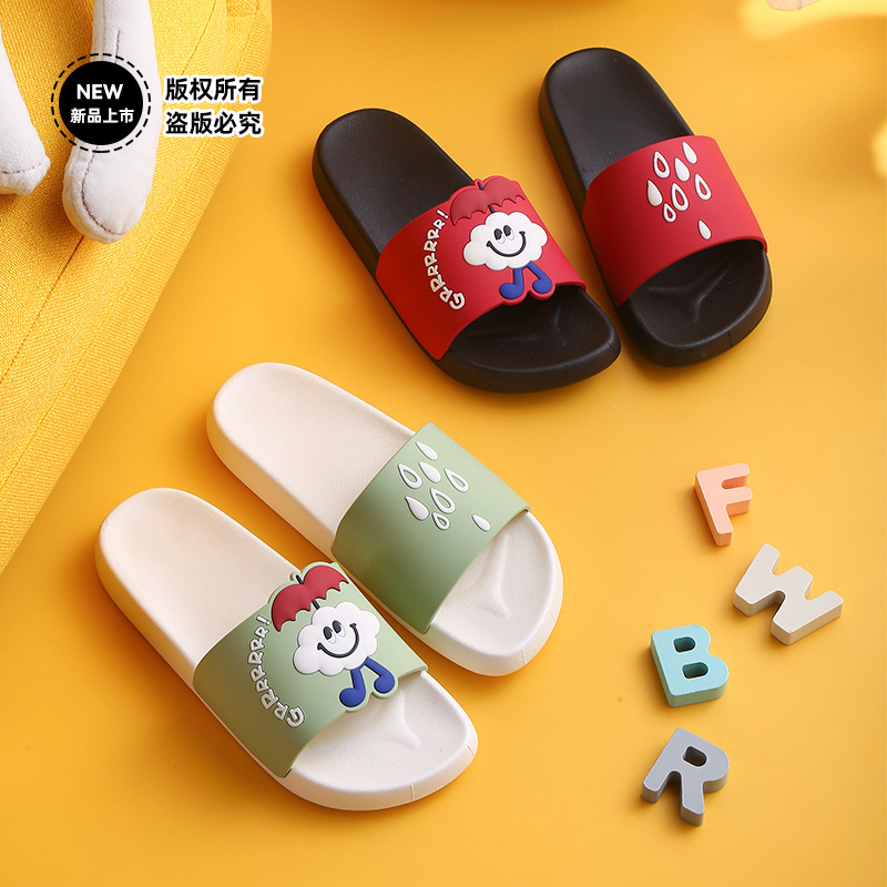 Gia đình đôi giày mới của phụ nữ mặc đồ nhựa kéo trên sàn nhà êm ái của nhà mùa hè.