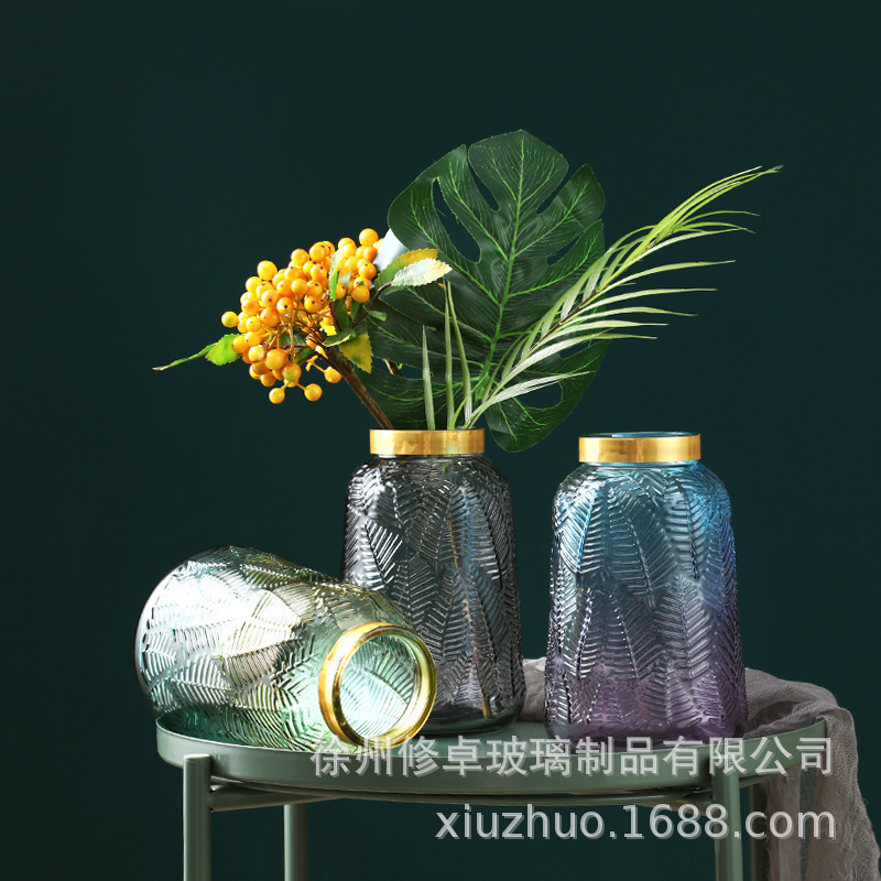 Phòng khách thủy tinh phía bắc là một miếng hoa khô rất đơn giản và hoa nở trong hoa và hoa.