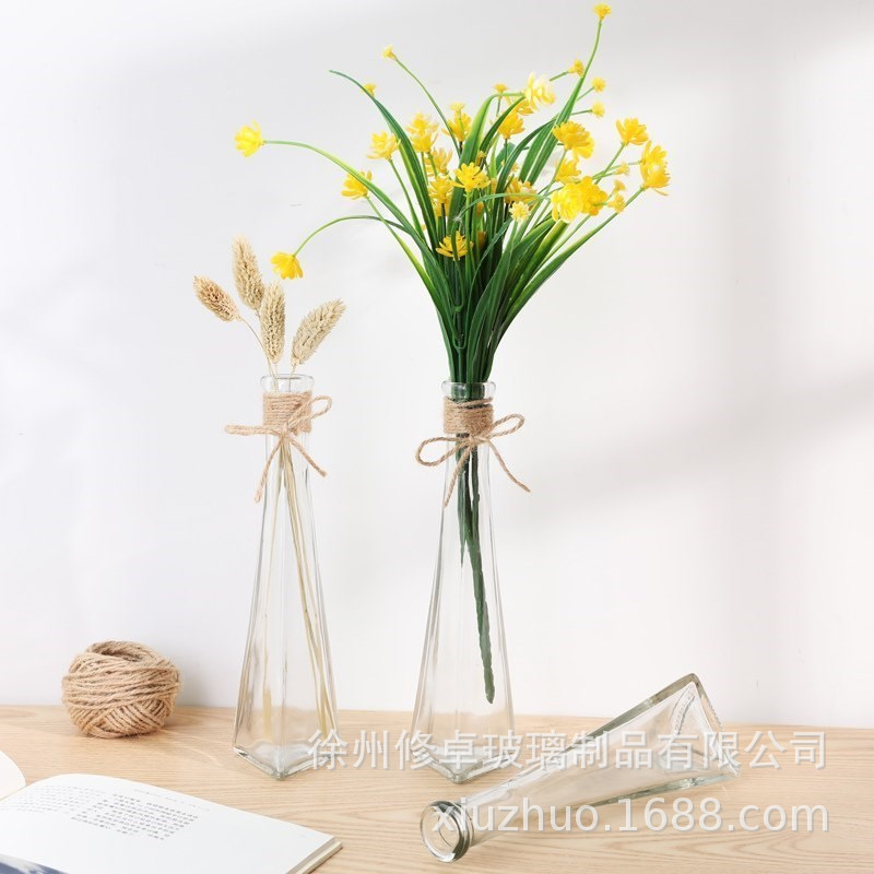 Sáng tạo và trong suốt phòng khách, hoa nở hoa trong một chai màn hình nền Bắc Âu.