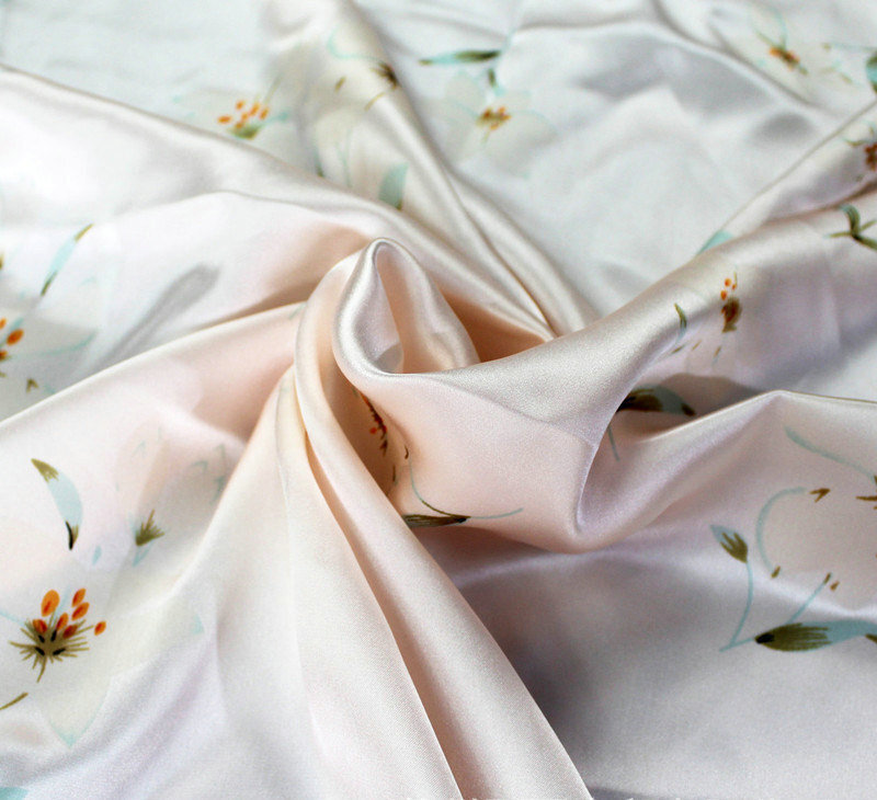 The real silk-printed silk fabric, the salsin-silver-silver-silver-coated fabric, and it's sold directly to the factory.