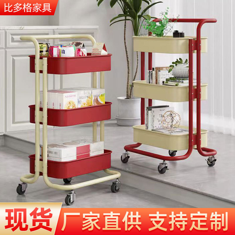 Một chiếc xe đẩy nhỏ được thiết lập trong một nhà bếp đa tầng và một ngăn thức ăn nhẹ nhỏ qua biên giới.