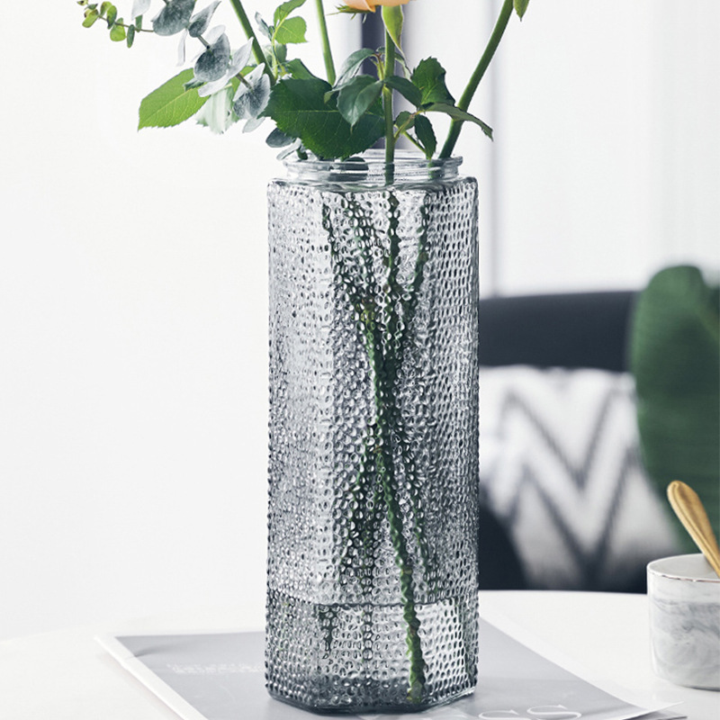 Gió bắc và nước sang trọng và sáng tạo cung cấp cho phòng hoa huệ đắt tiền, với một lọ thủy tinh gấp.